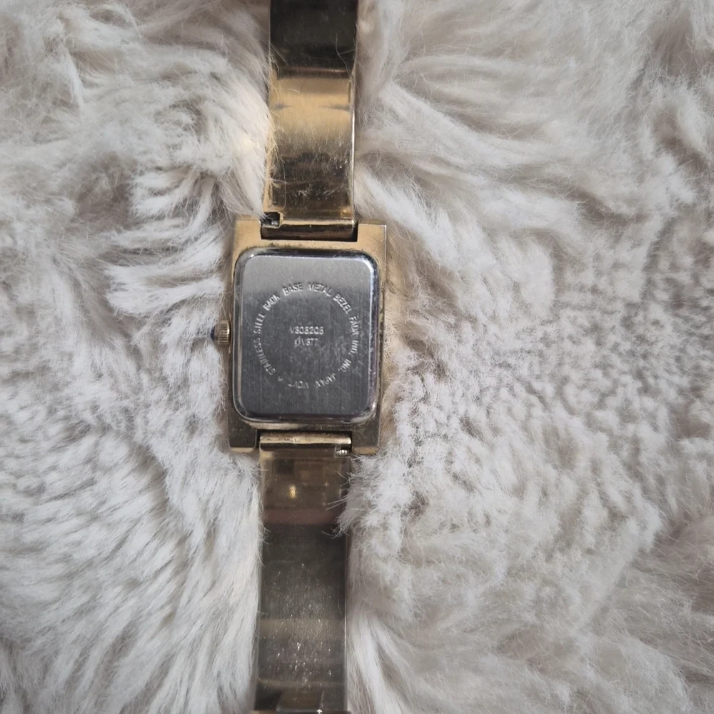 Womens GVII Watch Wristwatch Gold Tone Modern Contemporary Sleek Chic Office ✨️